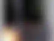 Espiando a la esposa caliente de tu amigo - masturbación voyeur. La miras a través de la puerta del dormitorio entreabierta. Que se pone loción en las piernas, mira porno, se frota el coño y se la folla con la almohada hasta que se corre.