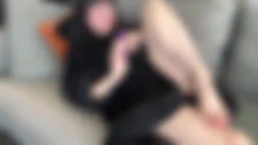 Un juguete nuevo para mi coño peludo. Estoy en el sofá, con la bata abierta, probando un juguete nuevo en mi coño peludo. ¡Mírame acariciar mi clítoris, jadear y gemir, perdiendo el control en un orgasmo enorme y palpitante mientras mi coño se contrae una y otra vez! ¡Qué rico!