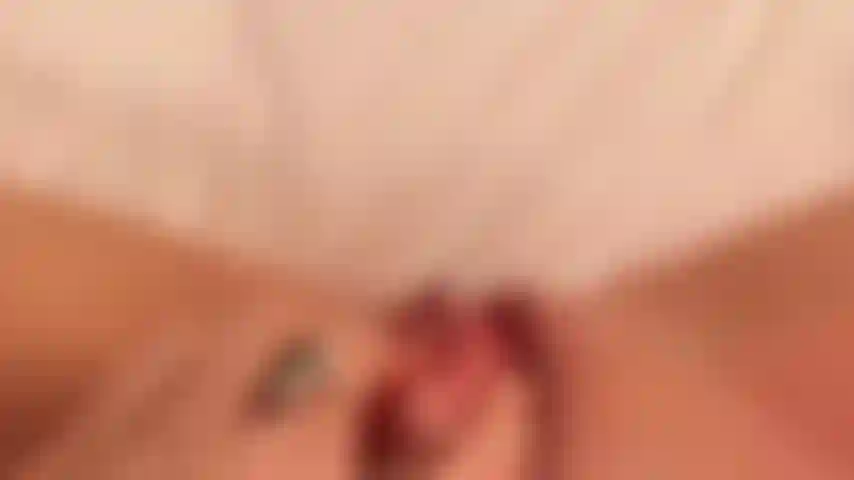 Orgasmo cremoso en pov. He estado estudiando todo el día y decido tomarme un descanso. Mírame jugar desde mi pov... Me toco el coño y te muestro lo cremosa que soy. El estiramiento con varios dedos combinado con una suave estimulación del clítoris me hace correrme con fuerza.