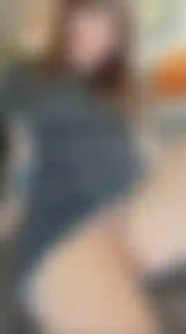 Masturbación con coño cremoso - sin bragas bajo mi vestido y mi juguete cerca... Ven a descubrir lo cremoso que se pone este coño y cuánto me encanta saborearlo...