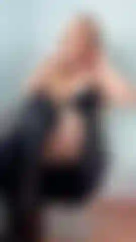 Sexy vestido de cuero y botas.