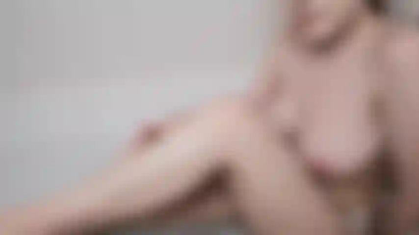 Depilándome las piernas en el baño.