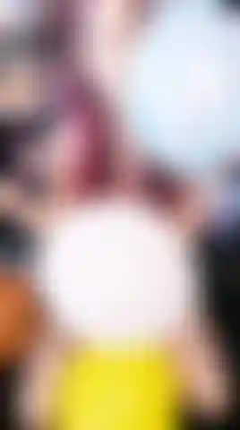 Divertida explosión de globos en topless!