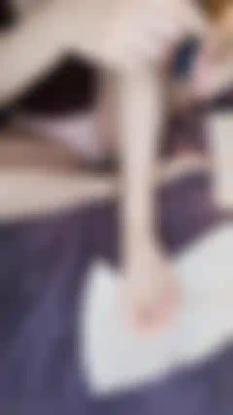 Pintándome las uñas de los pies de azul.