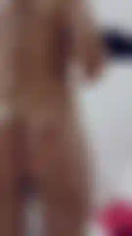 Escena corta de ducha desnuda completa.