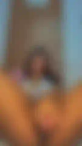 Apaga tu sed con la humedad de mi coño.