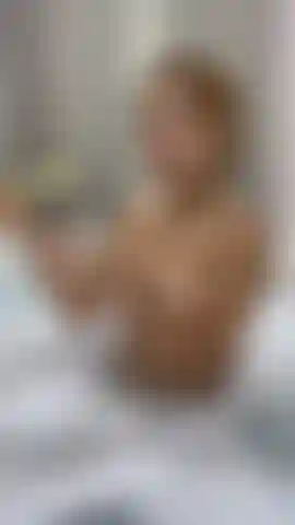 Tomando una ducha húmeda con aceite en mis tetas.