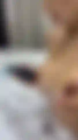 Jugando con mis pezones duros y mi juguete.