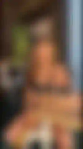 Jugando con mis grandes tetas y mis pezones duros al mismo tiempo.