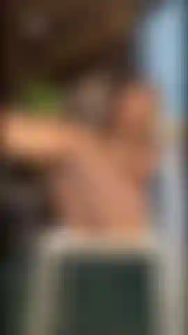 Jugando con mi coño y mis dedos al mismo tiempo.