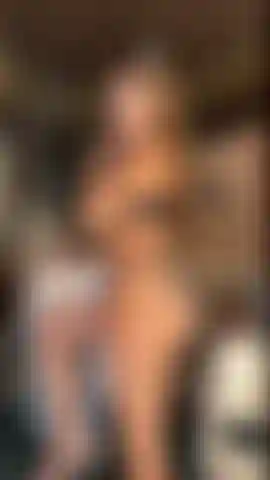 Siendo traviesa con mis grandes tetas y mi coño también.