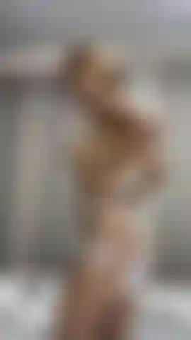 Una chica sexy jugando con su culo.