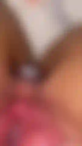 Mostrándote lo mojada que está mi coño después de correrme con el plug anal puesto.