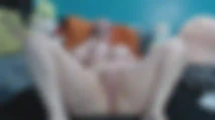 Mira mientras juego con mi coño mojado, hablo sucio, froto mis tetas falsas gigantes y tomo una bbc! Me corro tan fuerte cuando monto esta gran polla negra! Sé que te encantará ver mis tetas gigantes y mi culo rebotando!