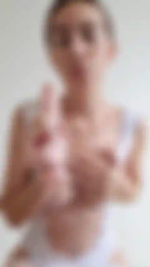 Chupando un dildo y escupiéndolo sobre él y mis tetas, suplicando que me corran.