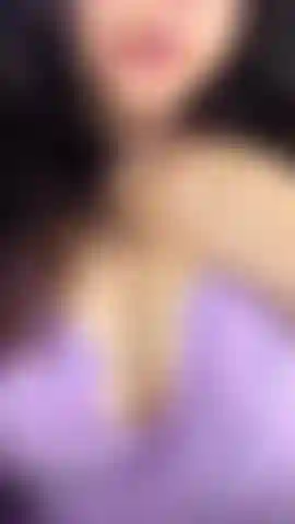 Provocándote un poco con el escote. Me encantaría sentir tus manos agarrándolos.