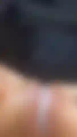 Jugando con corrida en mi coño.