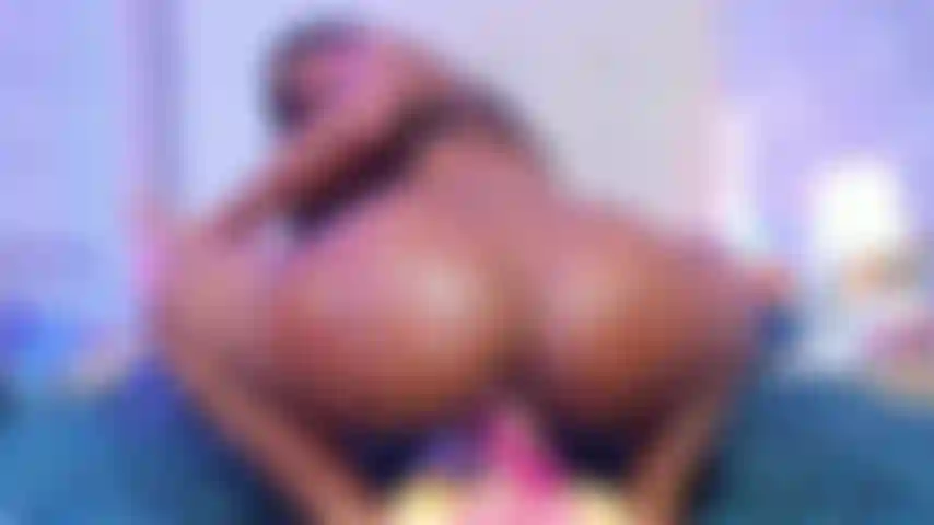 Se pone en cuclillas sobre tu polla.