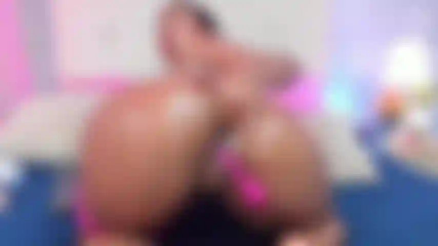 Me follo el culo duro y profundo con los dedos.