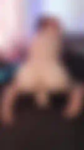 Cabalgando una polla blanca.