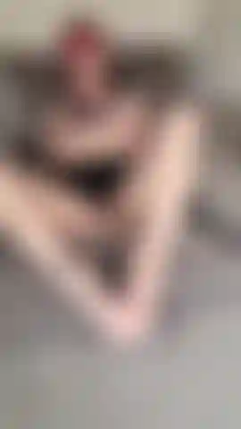 Trabajo de pies con uñas blancas.