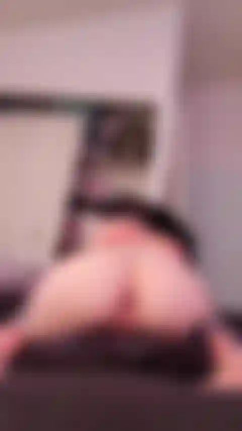 Sacudiéndome el culo después de abrirme el culo.