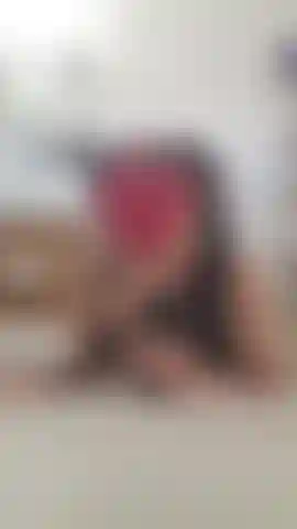 Colegiala chupa polla y luego la cabalga.