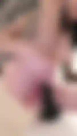 De cerca montando mi gran consolador.