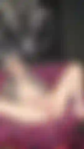 420 Bunny juega consigo misma.