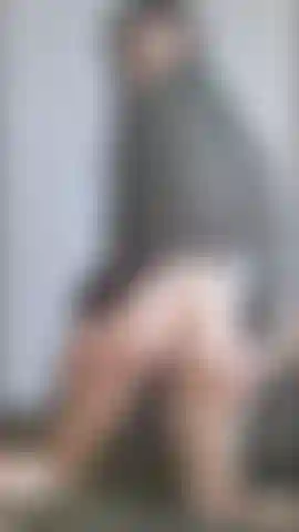 Meneando el culo sin bragas.