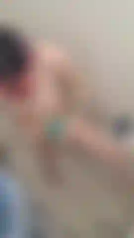 Asomándome mientras me ducho.