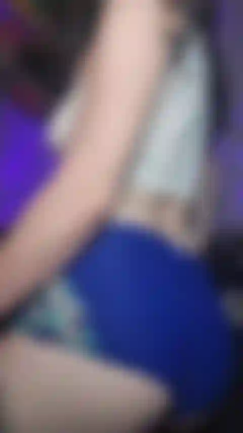 Pawg sacudiendo el culo haciendo twerking.