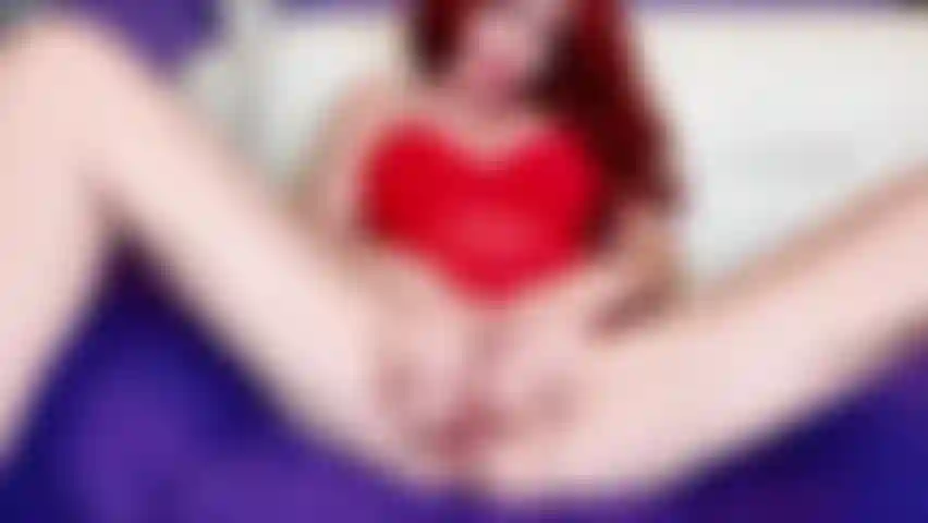 Me meto los dedos en el coñito con largas uñas stiletto rojas.