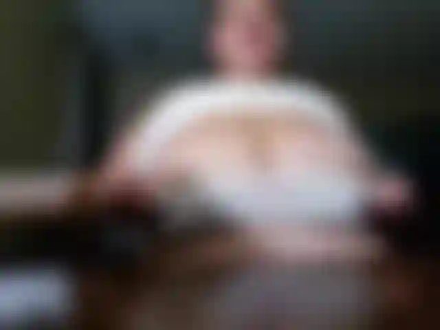 Provocándome a mí misma, poniéndome bien húmeda, primer plano en la cara y las tetas.