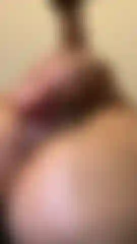Metiéndome un gran dildo negro y corriéndome por todas partes. Mira cómo se abre mi coño.