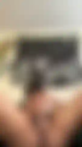 No puedo evitar follarme este coño cremoso con mi dildo. He estado pensando en meterme tu polla todo el día.
