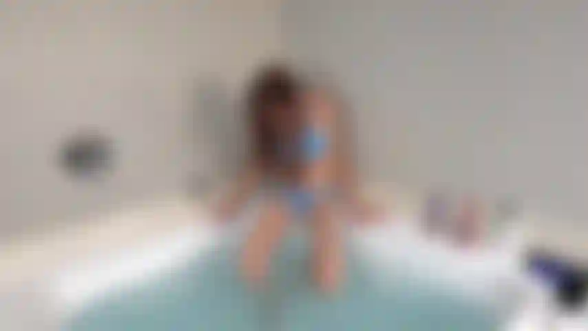 Juego anal + coño en solitario en el jacuzzi, incluida la primera masturbación con un juguete de vidrio.