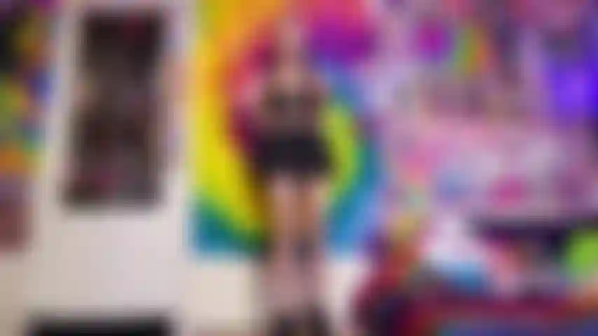 Diosa gótica rompebolas en pov.