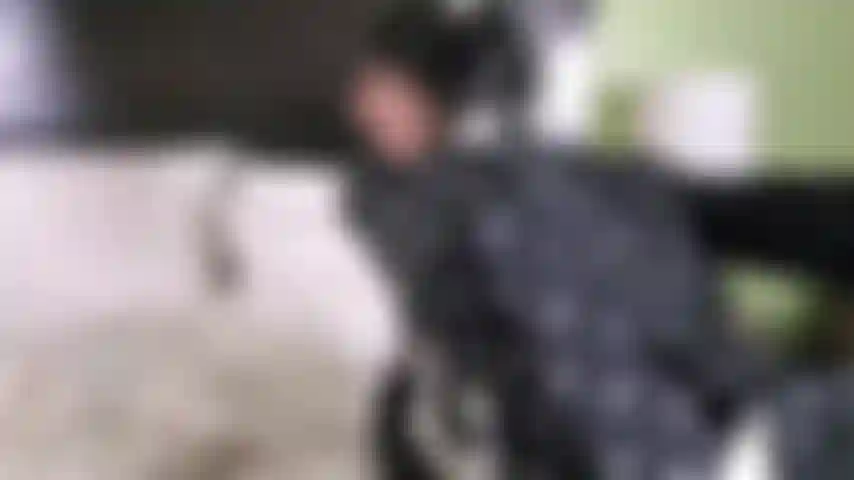 Traviesa juego anal gótica sola en la mansión.