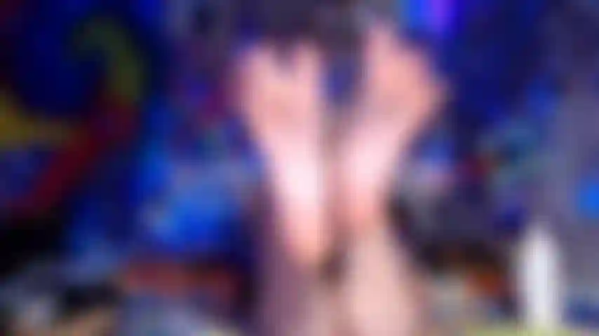 Los pies descalzos aceitados + los dedos de los pies de una chica hippie rizada que se arrugan, se estiran y se abren para ti!