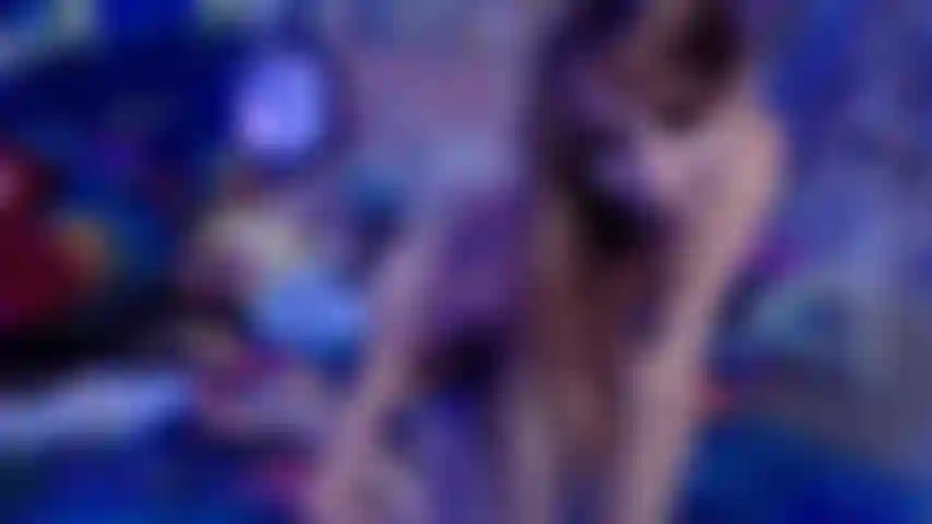 La diosa del talón se burla y niega las tareas de los pies.
