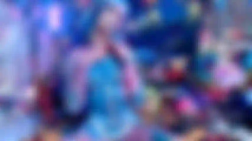 Cosplay diosa body striptease + panty tease.