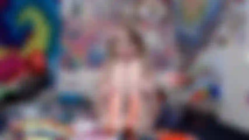 Desde calcetín hasta punto de vista descalzo, juego fetiche de pies sexy.