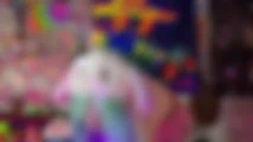 Colegiala kawaii le da una nalgada en el culo rojo!