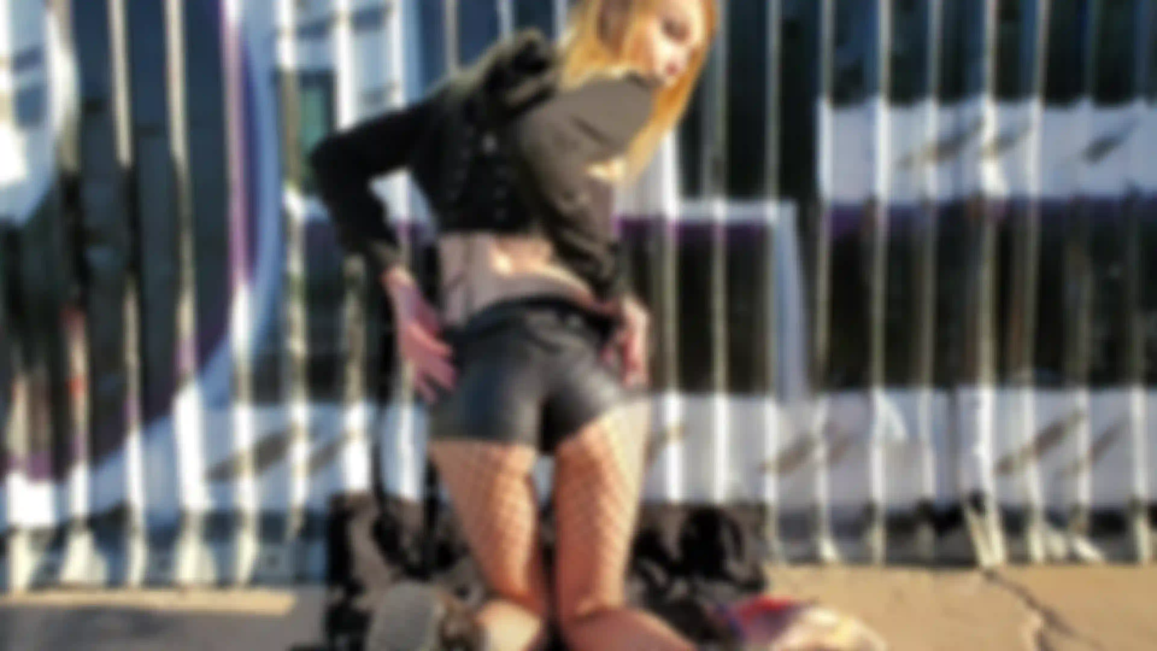 Una chica gótica sexy se golpea el culo afuera y luego muestra sus agujeros apretados inclinados.