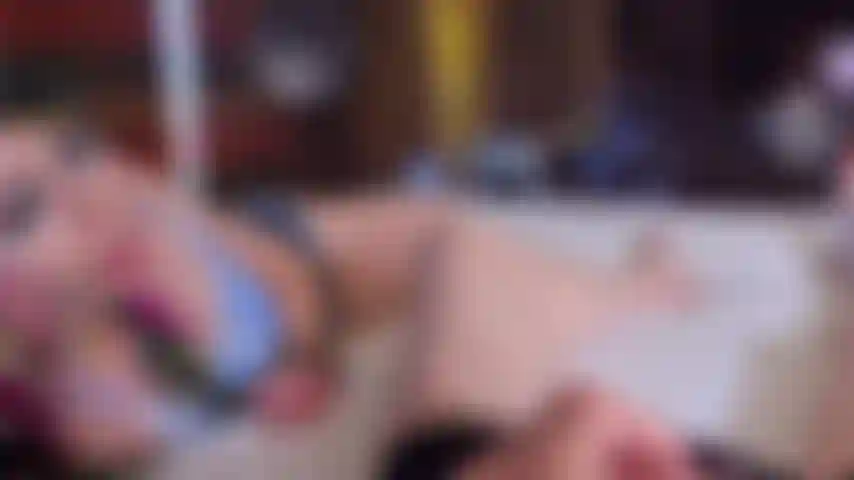 ;) ¡Nuestro nuevo secreto travieso! (3Algunos con jaybean y audreymadison) ¡mira lo que pasa cuando mi hermanastro (jaybean) y yo estamos solos en casa y aburridos, así que después de que nos quitamos los pantalones y nuestras manos empiezan a explorar..De repente la madrastra llega a casa temprano (audreymadison) y decide que en lugar de un castigo severo solo necesitamos "supervisión cachonda" y orientación jeje ;) ¡y ni yo ni mi hermanastro podemos negarnos a eso! ¡Disfruta de la sexy acción tabú en trío con dobles mamadas/folladas intensas en nuestros dos coños y mucho corrida!!! ¡¡¡Además de doble facesitting y charla sucia!!!