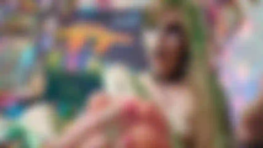 Punto de vista de perra de pies encerrada: recortándome las sucias uñas de los pies.