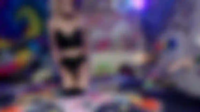 Una nena gótica con tacones + traje de pvc brillante está mojada, cachonda y lista para un tratamiento facial!