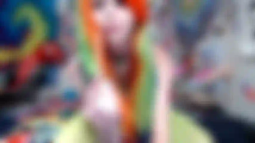 Curiosa criatura lleva tu fetichismo de lengua al siguiente nivel!