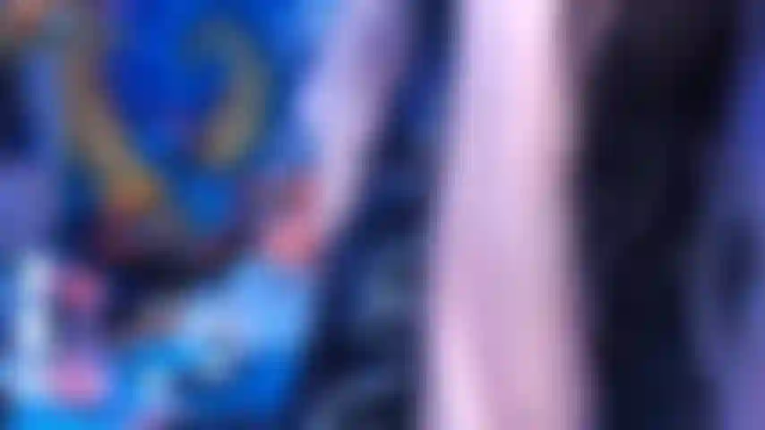 Upskirt de nena gótica, patadas altas, + nalgadas.